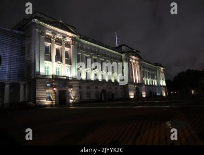 Londres, Royaume-Uni. 08th septembre 2022. Les lumières du palais de Buckingham s'éteignent à Londres après la mort soudaine de sa Majesté la reine Élisabeth 11 dans sa maison de Balmoral, en Écosse, cet après-midi, jeudi, 08 septembre 2022. La reine Elizabeth 11 mourut à l'âge de 96 ans entourée de sa famille proche après avoir servi le Royaume-Uni et le Commonwealth comme monarque pendant soixante-dix ans. Photo de Hugo Philpott/UPI crédit: UPI/Alay Live News Banque D'Images