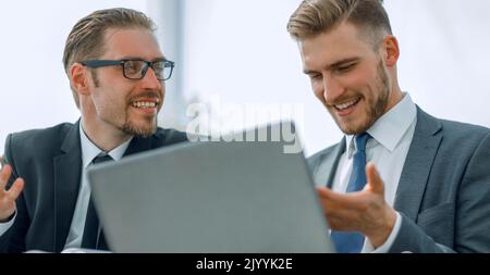 Des collègues discutent de nouvelles informations Banque D'Images