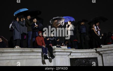 Londres, Royaume-Uni. 08th septembre 2022. Les membres du public se réunissent pour rendre hommage devant le palais de Buckingham à Londres à la suite du décès soudain de sa Majesté la reine Elizabeth 11 chez elle à Balmoral, en Écosse, cet après-midi, jeudi, 08 septembre 2022. La reine Elizabeth 11 mourut à l'âge de 96 ans entourée de sa famille proche après avoir servi le Royaume-Uni et le Commonwealth comme monarque pendant soixante-dix ans. Photo de Hugo Philpott/UPI crédit: UPI/Alay Live News Banque D'Images