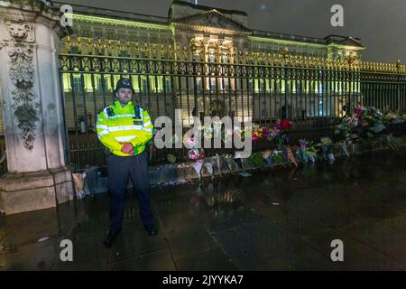 LONDRES, ANGLETERRE - SEPTEMBRE 08: Les membres du public layaient des fleurs et de payer leurs respects après la mort aujourd'hui de la reine Elizabeth, crédit: Horst A. Friedrichs Alay Live News Banque D'Images