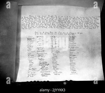 Photo du dossier datée du 8/2/1952 de la Proclamation d'accession de la reine Elizabeth II Bien que Charles soit automatiquement devenu roi à la mort de sa mère, il sera officiellement proclamé monarque lors d'un Conseil d'accession historique qui est habituellement convoqué au Palais Saint-Jacques à Londres dans les 24 heures suivant la mort d'un souverain. Après la réunion, la première proclamation publique du nouveau souverain est lue en plein air à partir du balcon de la cour Friary par le roi des armes du Garter au Palais Saint-James en présence du comte Maréchal et de deux des Serjants du souverain aux armes. Date de publication : FR Banque D'Images