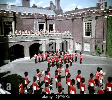 Photo du dossier datée du 8/2/1952, du roi d'armes Garter, Sir George Bellew, qui a lu la première proclamation publique de l'accession de la reine Elizabeth II, à la cour de Friary, au Palais Saint-James. Bien que Charles soit automatiquement devenu roi à la mort de sa mère, il sera officiellement proclamé monarque lors d'un Conseil d'accession historique qui est habituellement convoqué au Palais Saint-Jacques à Londres dans les 24 heures suivant la mort d'un souverain. Après la réunion, la première proclamation publique du nouveau souverain est lue en plein air à partir du balcon de la cour Friary par le roi d'armes Garter à St Jamen' Banque D'Images