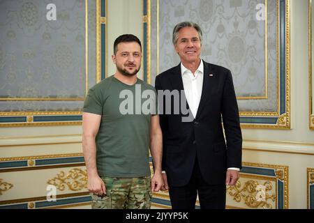 Kiev, Ukraine. 08th septembre 2022. Le président ukrainien Volodymyr Zelensky (L) et le secrétaire d'État américain Antony Blinken se rencontrent jeudi à Kiev, en Ukraine, sur 8 septembre 2022.U.S. Le secrétaire d'État Antony Blinken s'est rendu jeudi à Kiev, où il a promis $2 milliards de nouvelles aides militaires à l'Ukraine et à d'autres nations européennes menacées par la campagne militaire russe en cours. Photo du Président ukrainien Bureau de presse/ crédit: UPI/Alamy Live News Banque D'Images