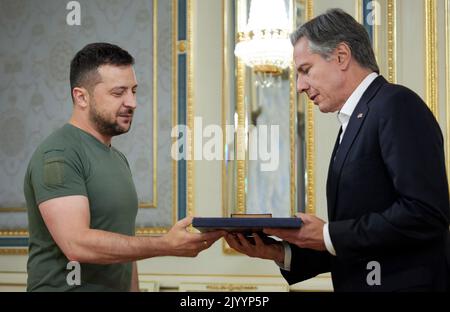 Kiev, Ukraine. 08th septembre 2022. Le président ukrainien Volodymyr Zelensky (L) et le secrétaire d'État américain Antony Blinken se rencontrent jeudi à Kiev, en Ukraine, sur 8 septembre 2022.U.S. Le secrétaire d'État Antony Blinken s'est rendu jeudi à Kiev, où il a promis $2 milliards de nouvelles aides militaires à l'Ukraine et à d'autres nations européennes menacées par la campagne militaire russe en cours. Photo du Président ukrainien Bureau de presse/ crédit: UPI/Alamy Live News Banque D'Images