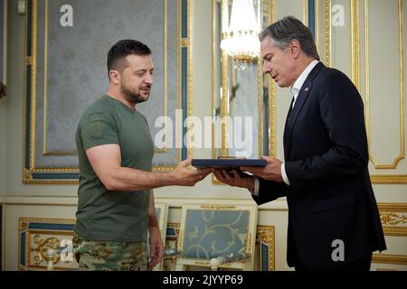 Kiev, Ukraine. 08th septembre 2022. Le président ukrainien Volodymyr Zelensky (L) et le secrétaire d'État américain Antony Blinken se rencontrent jeudi à Kiev, en Ukraine, sur 8 septembre 2022.U.S. Le secrétaire d'État Antony Blinken s'est rendu jeudi à Kiev, où il a promis $2 milliards de nouvelles aides militaires à l'Ukraine et à d'autres nations européennes menacées par la campagne militaire russe en cours. Photo du Président ukrainien Bureau de presse/ crédit: UPI/Alamy Live News Banque D'Images