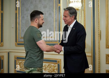 Kiev, Ukraine. 08th septembre 2022. Le président ukrainien Volodymyr Zelensky (L) et le secrétaire d'État américain Antony Blinken se rencontrent jeudi à Kiev, en Ukraine, sur 8 septembre 2022.U.S. Le secrétaire d'État Antony Blinken s'est rendu jeudi à Kiev, où il a promis $2 milliards de nouvelles aides militaires à l'Ukraine et à d'autres nations européennes menacées par la campagne militaire russe en cours. Photo du Président ukrainien Bureau de presse/ crédit: UPI/Alamy Live News Banque D'Images