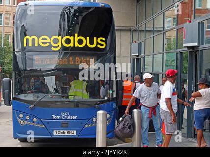 Megabus à Bristol , à Shudehill gare routière et échangeur, Manchester, Angleterre, Royaume-Uni, M4 2AF, Tom Cruiser , YX66 WNJ Banque D'Images