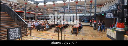 Intérieur de Mackie Mayor, tables de salle à manger communes, aire de restauration informelle, Smithfield Market Hall, 1 Eagle St, Manchester M4 5BU Banque D'Images