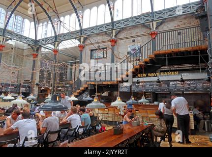 Intérieur de Mackie Mayor, tables de salle à manger communes, aire de restauration informelle, Smithfield Market Hall, 1 Eagle St, Manchester M4 5BU Banque D'Images