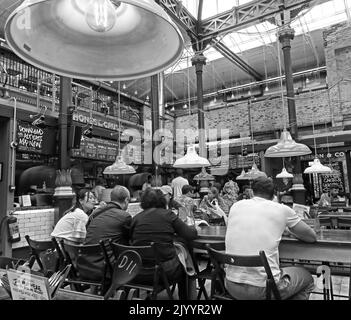 Intérieur de Mackie Mayor, tables de salle à manger communes, aire de restauration informelle, Smithfield Market Hall, 1 Eagle St, Manchester M4 5BU Banque D'Images