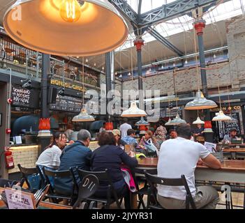 Intérieur de Mackie Mayor, tables de salle à manger communes, aire de restauration informelle, Smithfield Market Hall, 1 Eagle St, Manchester M4 5BU Banque D'Images