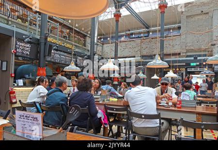 Intérieur de Mackie Mayor, tables de salle à manger communes, aire de restauration informelle, Smithfield Market Hall, 1 Eagle St, Manchester M4 5BU Banque D'Images