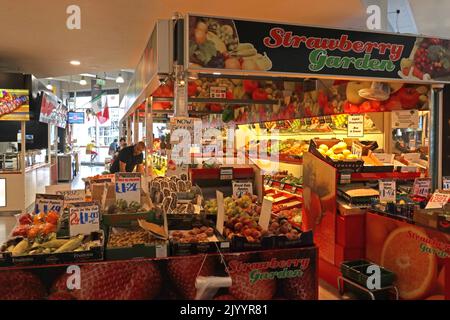 Manchester Arndale centre, Strawberry Garden fruit & veg stall dans le marché intérieur, 49 High St, Manchester, Angleterre, Royaume-Uni, M4 3AH Banque D'Images