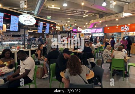 Manchester Arndale centre Deli, et aire de restauration dans le marché intérieur, 49 High St, Manchester, Angleterre, Royaume-Uni, M4 3AH Banque D'Images