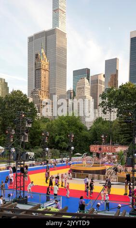 Les gens sur la patinoire à roulettes à Central Park, Manhattan, New York, Etats-Unis Banque D'Images