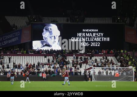 Londres, Angleterre, 8th septembre 2022. Un hommage à la Reine Elizabeth II est présenté sur grand écran après le match de l'UEFA Europa Conference League au stade de Londres, à Londres. Le crédit d'image devrait se lire: Kieran Cleeves / Sportimage Banque D'Images