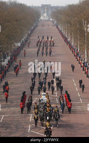 Photo du dossier datée du 5/4/2002 d'une vue sur le Mall à Londres de la procession portant le cercueil de la reine Elizabeth, la reine mère, de la chapelle de la reine à Westminster Hall, où elle devait mentir dans l'état jusqu'à ses funérailles à l'abbaye de Westminster mardi. Date de publication : vendredi 9 septembre 2022. Banque D'Images