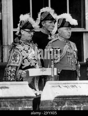 Photo du dossier datée du 8/2/1952 du roi d'armes Garter, Sir George Bellew, lit la première proclamation publique de l'accession de la reine Elizabeth II, à la cour Friary, au Palais Saint-James. À droite se trouve le comte Maréchal d'Angleterre, le duc de Norfolk. Le lendemain de la mort de la Reine, le Conseil d'accession se réunira au Palais Saint-Jacques pour proclamer officiellement Charles comme nouveau souverain. Date de publication : vendredi 9 septembre 2022. Banque D'Images