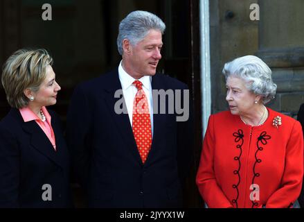 Photo du dossier datée du 14/12/2000, du président américain Bill Clinton, de son épouse Hillary (à gauche) et de sa fille Chelsea rencontrent la reine Elizabeth II de Grande-Bretagne à Buckingham Palace, à Londres. Date de publication : vendredi 9 septembre 2022. Banque D'Images