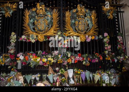 Londres, Royaume-Uni. 8th septembre 2022. Des hommages sont rendus à l'extérieur du palais de Buckingham après la mort de la reine Elizabeth II à Balmoral. Crédit : Michael Tubi/Alay Live News Banque D'Images