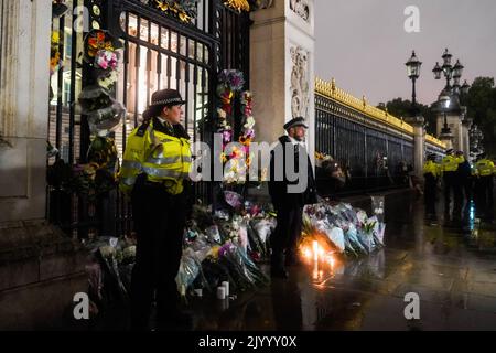 Londres, Royaume-Uni. 08th septembre 2022. Des policiers ont été vus debout devant la porte du palais de Buckingham. Des milliers de personnes se sont rassemblées devant le Palais de Buckingham, dans le centre de Londres, après l'annonce de la mort de la reine Elizabeth II La reine Elizabeth II était le plus long monarque au Royaume-Uni. Elle est morte à l'âge de 96 ans. Crédit : SOPA Images Limited/Alamy Live News Banque D'Images