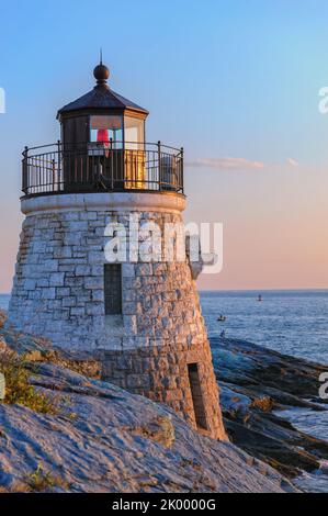 Phare de Castle Hill pendant l'heure bleue juste avant le coucher du soleil, Newport, Rhode Island, États-Unis en septembre. Le phare est une aide active à la navigation Banque D'Images