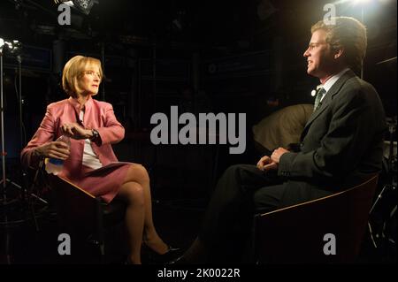La secrétaire Shaun Donovan, interviewée par Judy Woodruff pour Bloomberg Television, au sujet du retour des limites de prêts hypothécaires garantis par le gouvernement fédéral aux niveaux antérieurs à la crise du logement. Banque D'Images