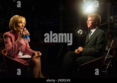 La secrétaire Shaun Donovan, interviewée par Judy Woodruff pour Bloomberg Television, au sujet du retour des limites de prêts hypothécaires garantis par le gouvernement fédéral aux niveaux antérieurs à la crise du logement. Banque D'Images
