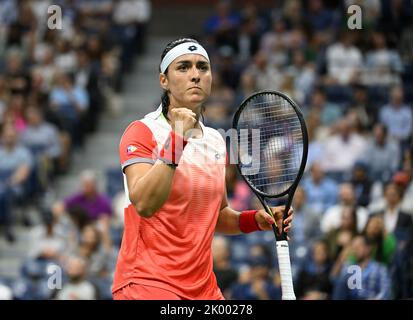 Flushing Meadow, United a déclaré. 09th septembre 2022. Aons Jabeur réagit lors de son match avec Caroline Garcia dans les demi-finales aux Championnats de tennis américains 2022 au stade Arthur Ashe au Centre national de tennis de l'USTA Billie Jean King à New York, jeudi, 9 septembre 2022. Photo de Larry Marano/UPI crédit: UPI/Alay Live News Banque D'Images