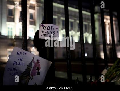 Londres, Grande-Bretagne. 8th septembre 2022. Des signes de deuil sont visibles devant le Palais de Buckingham après l'annonce de la mort de la reine Elizabeth II, à Londres, en Grande-Bretagne, le 8 septembre 2022. La reine Elizabeth II, le monarque le plus ancien de l'histoire britannique, est morte à 96 ans, a annoncé jeudi le palais de Buckingham. Crédit : Li Ying/Xinhua/Alay Live News Banque D'Images