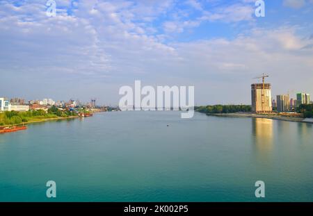 Novosibirsk, Sibérie, Russie, 08.20.2022. La ville sur l'OB. Panorama des rives de la plus grande rivière du pays Banque D'Images