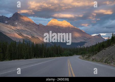 Sur la route de Jasper à Lake Louise : la route de la promenade Icefields de Jasper à Lake Louise est la plus étonnante au Canada. Banque D'Images