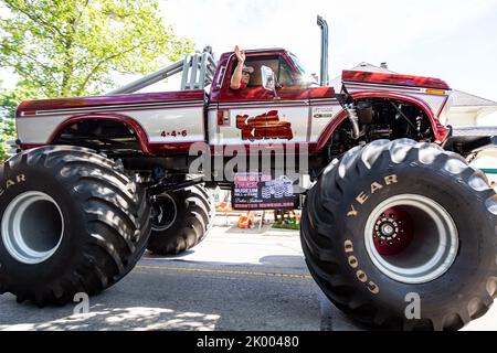 Le camion monstre Ford 1975 « King Kong » participe au défilé du Festival Auburn Cord Duesenberg 2022 à Auburn, Indiana, États-Unis. Banque D'Images