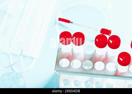 Antécédents médicaux abstraits. Tubes à essai de laboratoire pour analyse. Mise au point sélective douce Banque D'Images