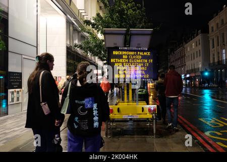 Londres, Royaume-Uni, 8th septembre 2022. Un panneau indiquant la fermeture de la route pour faciliter la funérailles d'État de la Reine. Les membres du public ont rendu hommage devant la résidence de sa Majesté la Reine de Londres, Buckingham Palace, jusqu'à tard dans la soirée après l'annonce de son décès en début de soirée. Le pays va maintenant entrer dix jours de deuil alors que le règne de 70 ans du monarque arrive à sa fin. Crédit: Onzième heure de photographie/Alamy Live News Banque D'Images