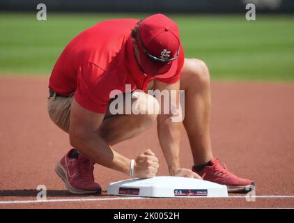 St. Louis, États-Unis. 08th juin 2022. Un membre de l'équipage du stade Busch installe la première base sur le terrain avant le début des Washington Nationals-St. Match de baseball des Cardinals Louis au stade Busch de Saint Louis jeudi, 8 septembre 2022. Photo par Bill Greenblatt/UPI crédit: UPI/Alay Live News Banque D'Images