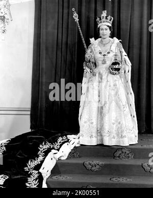 2 juin 1953 - Londres, Angleterre, Royaume-Uni - LA REINE ELIZABETH II a été couronnée lors d'une cérémonie de couronnement à l'abbaye de Westminster à Londres. Devant plus de 8 000 invités, y compris des premiers ministres et des chefs d'État de tout le Commonwealth, elle a pris l'Oath du Couronnement et est maintenant tenue de servir son peuple et de maintenir les lois de Dieu. (Image de crédit : © Keystone Press Agency/ZUMA Press Wire) Banque D'Images