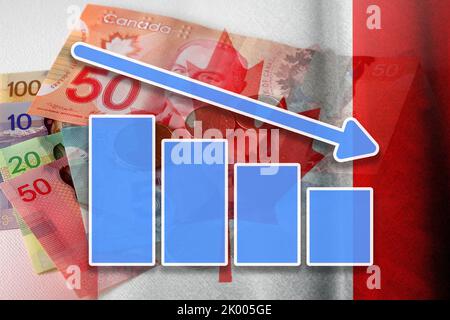 Graphique économique : flèche vers le bas, billets et pièces de monnaie en dollars canadiens et drapeau du Canada (monnaie, économie, affaires, finances, crise) Banque D'Images