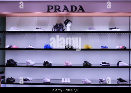 CHAUSSURES PRADA EN DÉMONSTRATION À L'INTÉRIEUR DE LA BOUTIQUE DE MODE Banque D'Images
