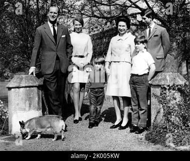 21 avril 1968 - bonheur d'anniversaire royal : photo d'anniversaire heureuse de la reine Elizabeth II qui a 42 ans aujourd'hui (dimanche). Ici, le spectacle a posé avec sa famille à Frogmore, Windsor. (De gauche à droite) : le duc d'Édimbourg (47 en juin), la princesse Anne (18 en août), le prince Edward, 4, la reine, le prince Andrew, 8, et le Prince de Galles. (Image de crédit : © Keystone Press Agency/ZUMA Press Wire) Banque D'Images