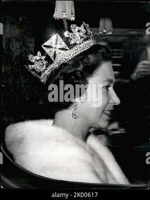 1970 juillet - Londres, Angleterre, Royaume-Uni - LA REINE ELIZABETH a pris la route de Buckingham Palace dans l'entraîneur d'État irlandais aujourd'hui pour effectuer l'ouverture d'État du Parlement à la Chambre des Lords. (Image de crédit : © Keystone Press Agency/ZUMA Press Wire) Banque D'Images