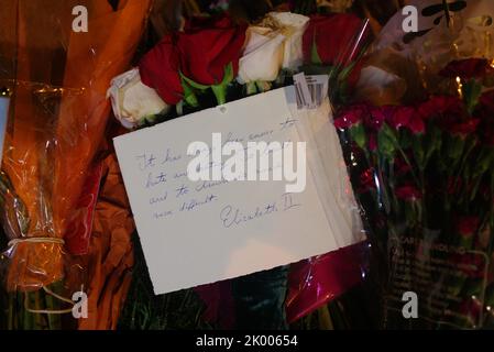 Washington DC, États-Unis. 08 septembre 2022, des fleurs et des messages ont été envoyés à un mémorial de fortune à la reine Elizabeth II, à l'extérieur de l'ambassade britannique. Credit: Philip Yabut/Alay Live News Banque D'Images