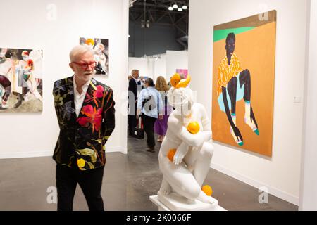 New York, NY, États-Unis. 8th septembre 2022. L'Armory Show a ouvert son VIP Preview au Javits Center, avec des galeries du monde entier montrant l'art moderne et contemporain. Un homme en veste fleurie regarde une sculpture de Tony Matelli, « Vénus (oranges) » dans la Maruani Mercier Gallery ; sur le mur se trouve le « Blackboy perdu » de Kwesi Botchway. Credit: Ed Lefkowicz/Alay Live News Banque D'Images