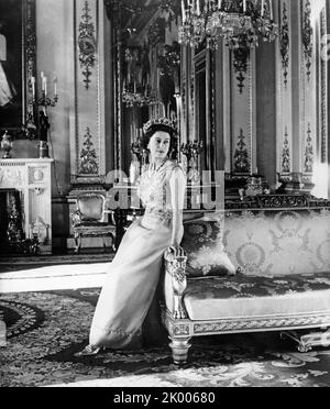 21 avril 1969 - Londres, Angleterre, Royaume-Uni - L'anniversaire 34rd D'ELIZABETH II a été célébré sur 21 avril 1969. Sa majesté dans une robe de soirée en soie turquoise est représentée dans le salon blanc de Buckingham Palace. Le tiara de perle et de diamant qu'elle porte a été acheté par la reine Mary de la famille de la Grande Duchesse Vladimir de Russie en 1921, le collier de perle et de diamant a été présenté à la reine Victoria au moment de la construction de l'Albert Hall. (Image de crédit : © Keystone Press Agency/ZUMA Press Wire) Banque D'Images