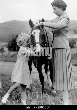 1 septembre 1955 - Balmoral, Angleterre, Royaume-Uni - la fille aînée du roi George VI et de la reine Elizabeth, ELIZABETH WINDSOR (nommée Elizabeth II) est devenue reine à l'âge de 25 ans, et a régné pendant plus de cinq décennies de changements et de développement sociaux énormes. PHOTO : LA REINE ELIZABETH II avec sa fille LA PRINCESSE ANNE au château de Balmoral. (Image de crédit : © Keystone Press Agency/ZUMA Press Wire) Banque D'Images