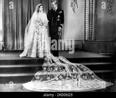 20 novembre 1947, Londres, Angleterre, Royaume-Uni - les jeunes mariés LA PRINCESSE ELIZABETH et LE PRINCE PHILIP se sourient les uns les autres le jour de leur mariage. Le mariage a été vu comme la première lueur d'espoir dans un Commonwealth d'après-guerre, et, bien que le couple royal ait reçu plus de 2 500 cadeaux de mariage du monde entier, le rationnement a exigé que la princesse sauve ses coupons de ration pour acheter le matériel pour sa robe de mariage. (Image de crédit : © Keystone Press Agency/ZUMA Press Wire) Banque D'Images