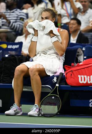 Flushing Meadow, United a déclaré. 08th septembre 2022. Aryna Sabalenka réagit lors de son match avec IGA Swiatek dans les demi-finales féminines aux Championnats américains de tennis 2022 au Stade Arthur Ashe au Centre national de tennis de l'USTA Billie Jean King à New York, jeudi, 8 septembre 2022. Photo de Larry Marano/UPI crédit: UPI/Alay Live News Banque D'Images