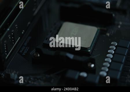 Tbilissi, Géorgie - 26 juillet 2022 : gros plan sur la carte mère du processeur AMD Ryzen Banque D'Images