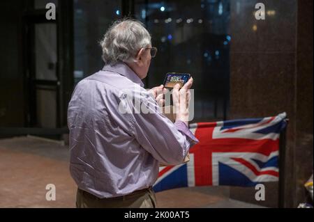 New York, États-Unis. 08th septembre 2022. Un membre du public inscrit au téléphone le mémorial de sa Majesté la reine Elizabeth II devant le consulat général britannique à New York. Selon une déclaration publiée par Buckingham Palace le 08 septembre 2022, la reine Elizabeth II de Grande-Bretagne est décédée dans son domaine écossais, le château de Balmoral. La reine, âgée de 96 ans, était le monarque le plus ancien de l'histoire britannique. Crédit : SOPA Images Limited/Alamy Live News Banque D'Images