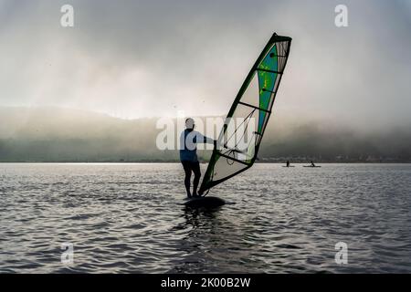 silhouette de planche à voile sur fond de coucher de soleil. Photo de haute qualité Banque D'Images